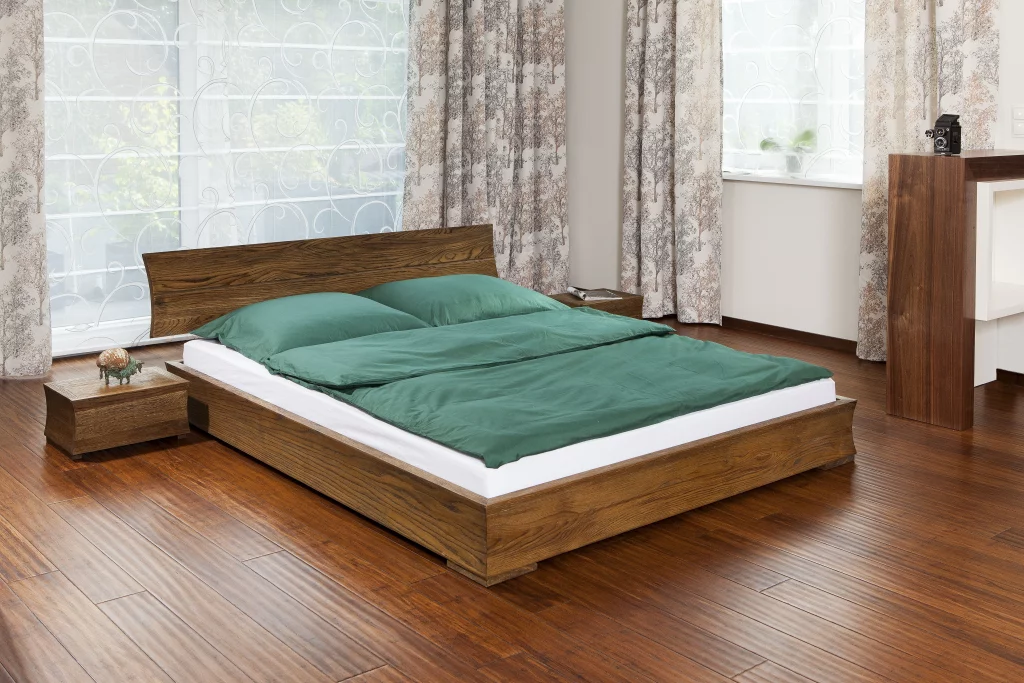 łóżko drewniane